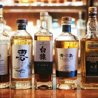 国产威士忌刚在千岛湖「集体交卷」：64家酒厂、产量超进口、85%的人说喝过——但你现在真能买到的：崃州200出头、叠川官价888有个人420在出、云拓要等2027年——产量账、产品账、口碑账、对比账我一次摆齐