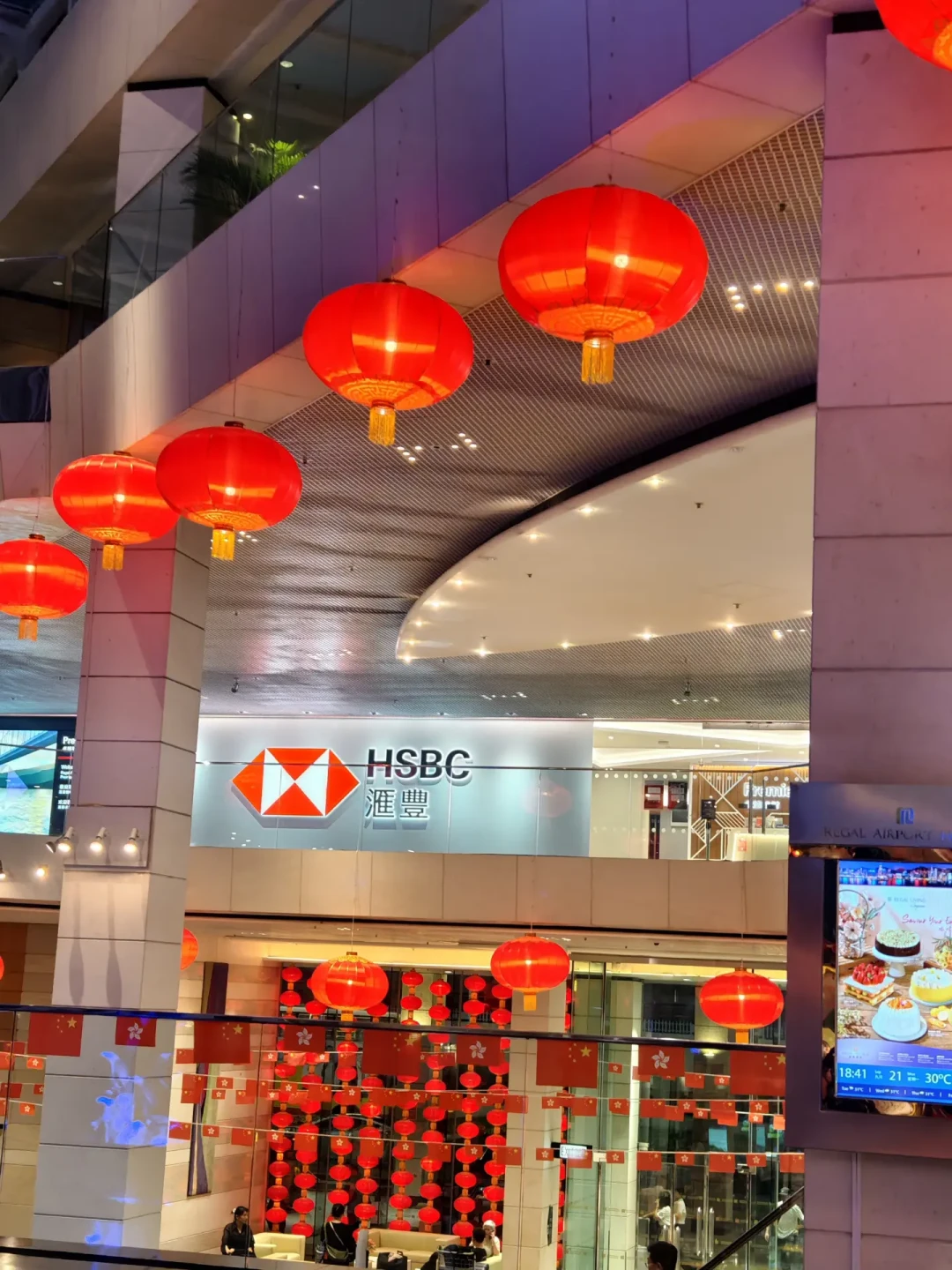 汇丰德国裁300人、澳洲关闸，美国却升级Premier：把9月六个公告摆开，先掰清你那50万的全球账户还通不通