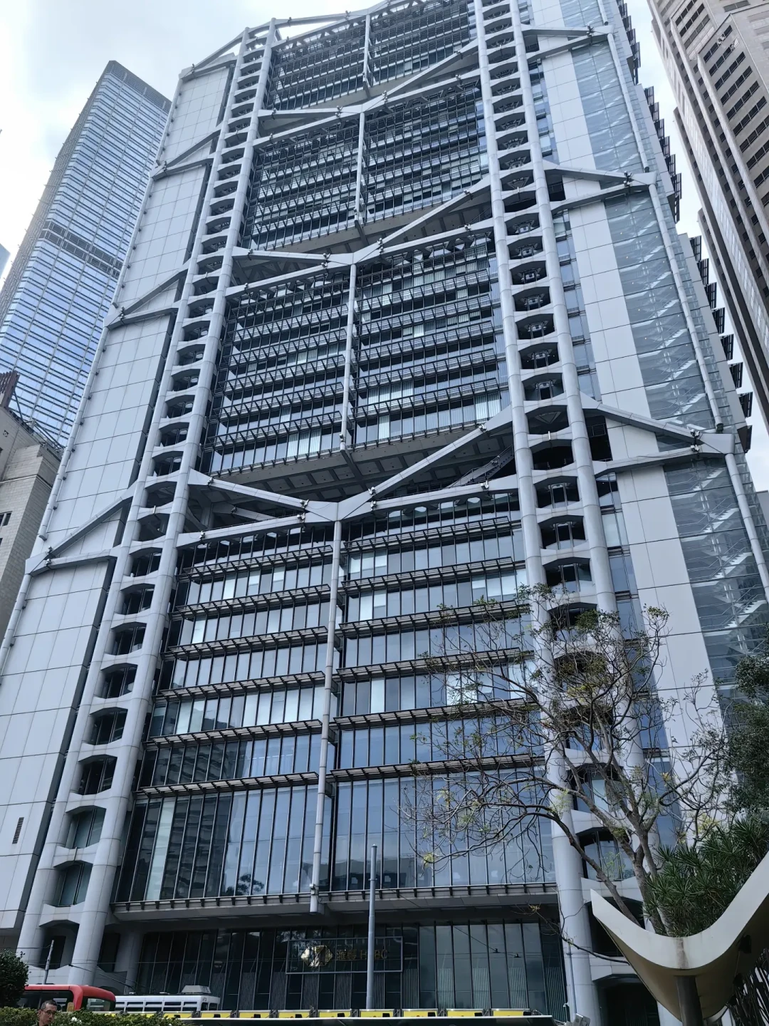 汇丰德国裁300人、澳洲关闸，美国却升级Premier：把9月六个公告摆开，先掰清你那50万的全球账户还通不通