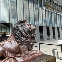 汇丰德国裁300人、澳洲关闸，美国却升级Premier：把9月六个公告摆开，先掰清你那50万的全球账户还通不通