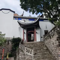 国庆想给张飞上个香,先搞清楚:这庙有两座,隔着一千多公里