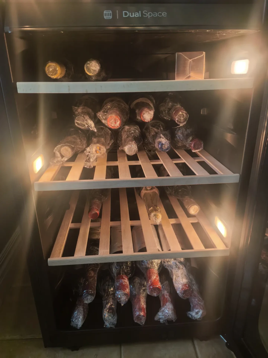 中秋收的酒堆家里,存对了比急着转手强:白酒竖放、红酒横放、酒柜按瓶数来