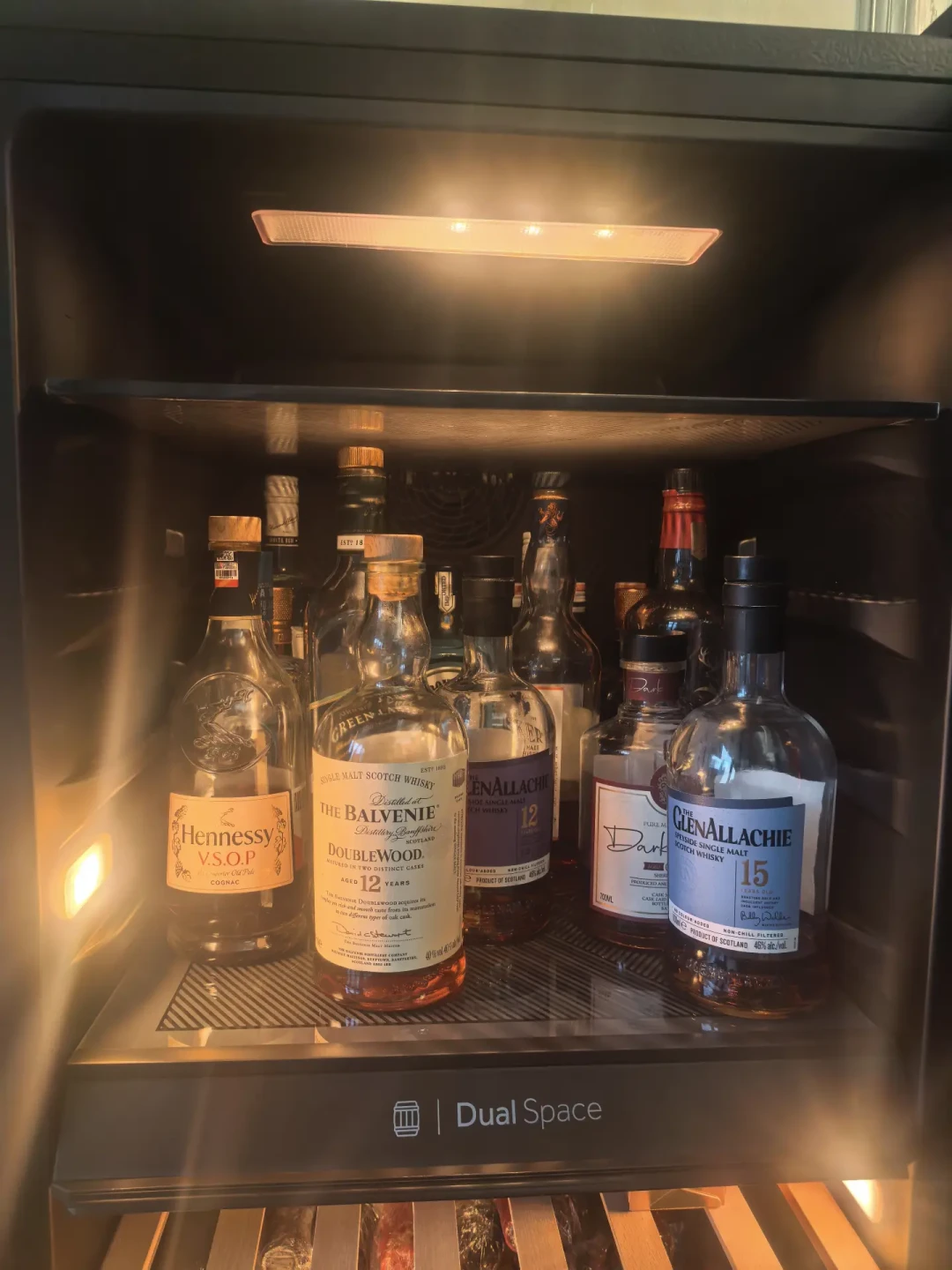 中秋收的酒堆家里,存对了比急着转手强:白酒竖放、红酒横放、酒柜按瓶数来