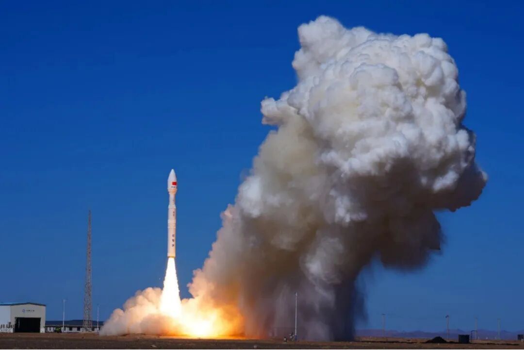 马斯克把100万颗算力卫星递到FCC:单颗4吨、250千瓦算力,它要干的仗不是赢孙正义,是掀翻电网