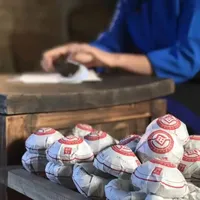 中秋礼盒里的下关沱拆不开？撬、蒸、微波三派实测摆一张桌：'蒸茶派'没把后一半说完整