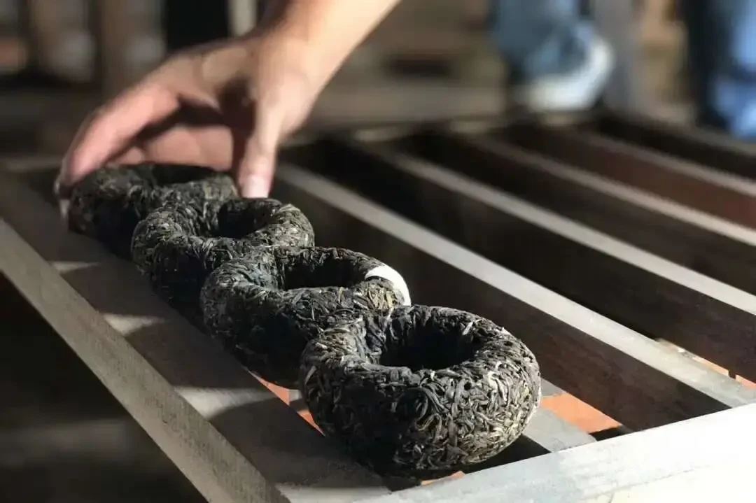 中秋礼盒里的下关沱拆不开?撬、蒸、微波三派实测摆一张桌:'蒸茶派'没把后一半说完整