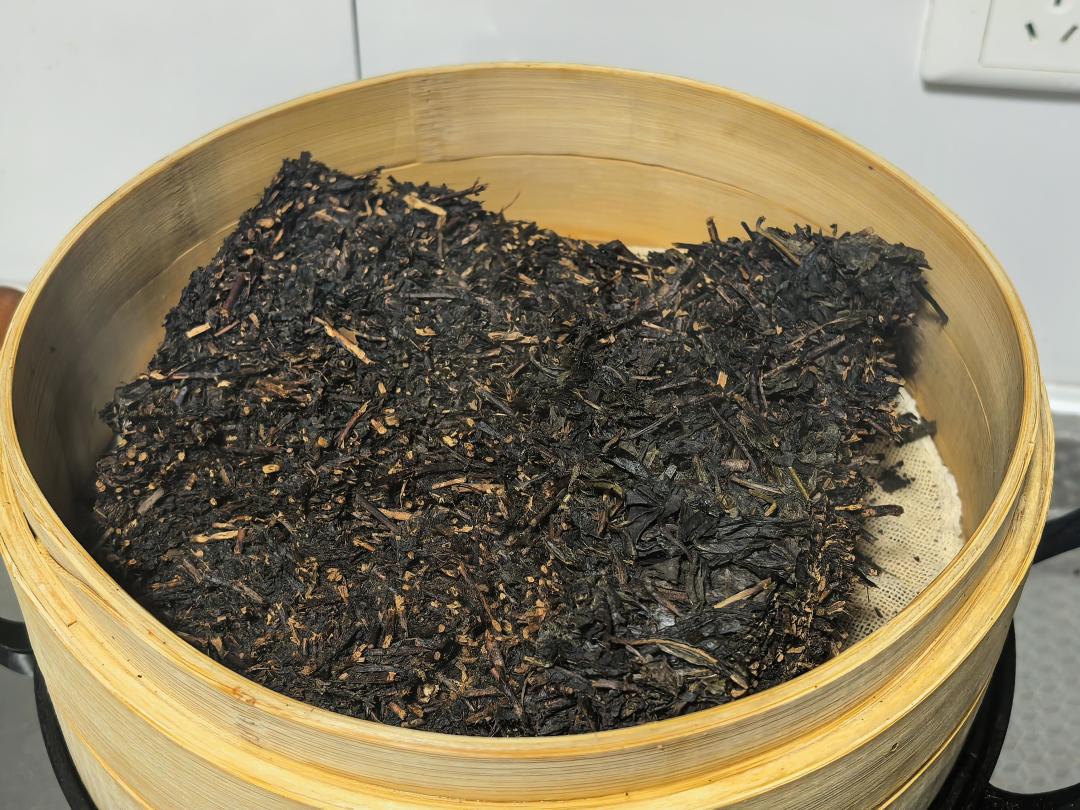 中秋礼盒里的下关沱拆不开?撬、蒸、微波三派实测摆一张桌:'蒸茶派'没把后一半说完整