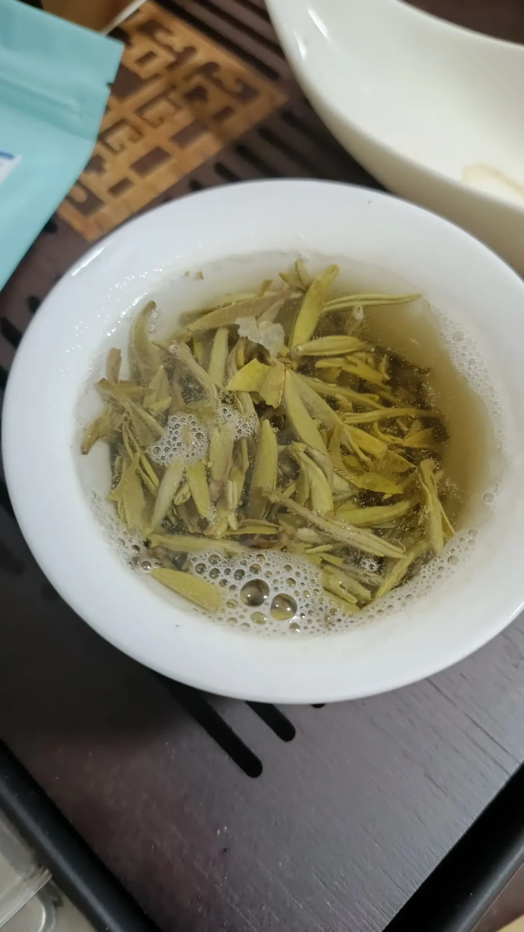 张一元开始把高货装进小泡袋:9条门店自报价和每杯账铺开,真正要问的是袋里的茶配不配得上散茶