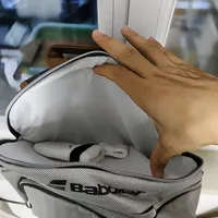 百保力这次的中国赛季红不是球拍是包：拼完官方产品线、71条评论的多拍包群嘲和实测翻车点，收纳、炫耀、溢价三本账我算清了