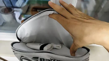 百保力这次的中国赛季红不是球拍是包：拼完官方产品线、71条评论的多拍包群嘲和实测翻车点，收纳、炫耀、溢价三本账我算清了