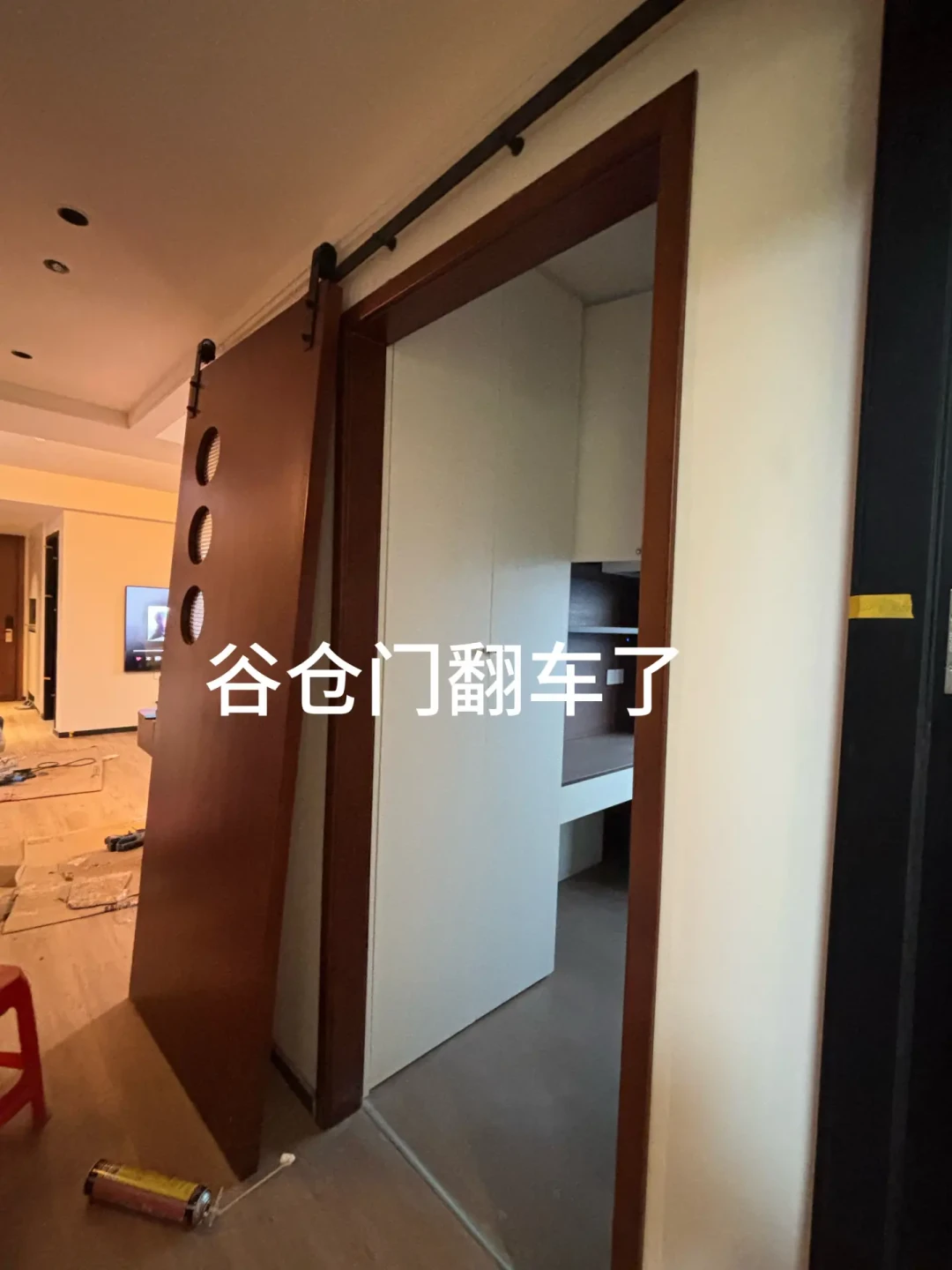 从284块手搓到3000块定制：我扒完30多篇谷仓门真实帖，劝退你的从来不是颜值，是下单前没人提的那16厘米和那面墙
