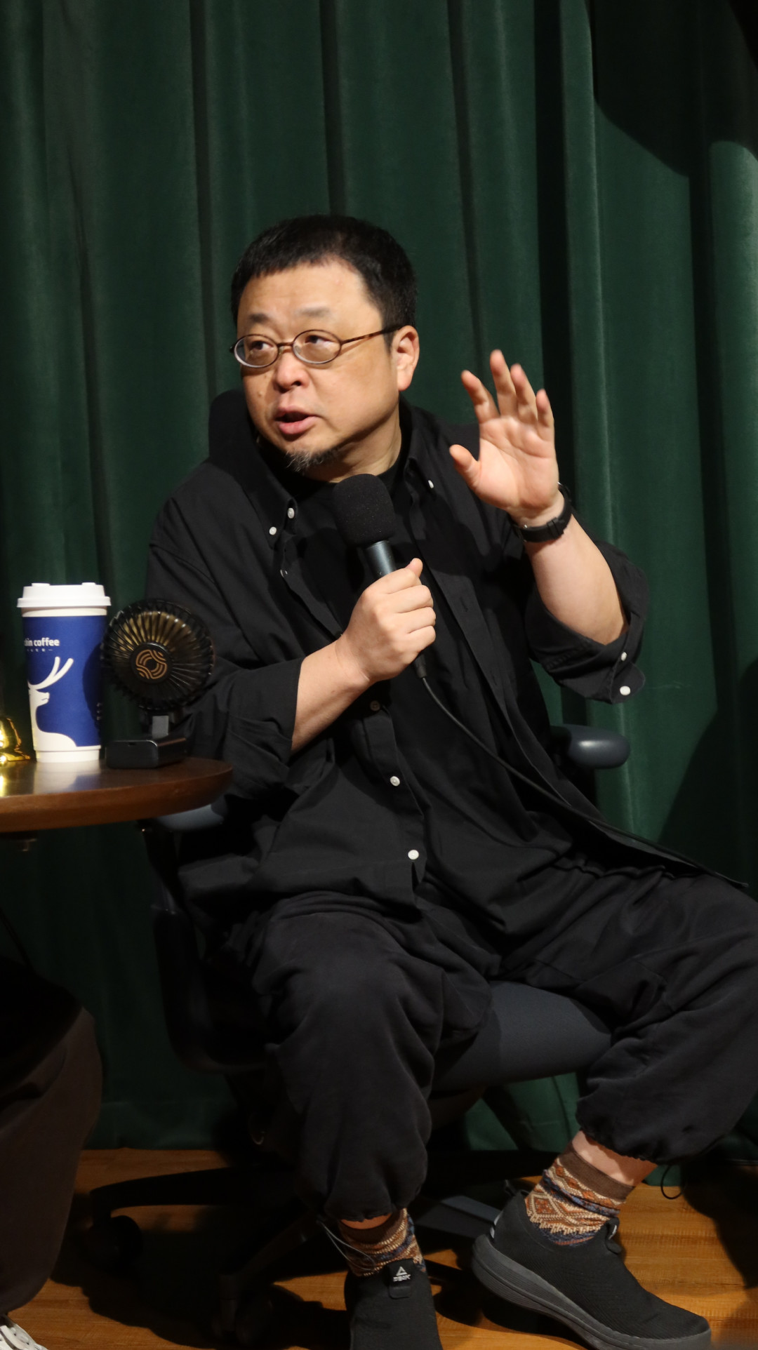 《十字路口》暂停播出：不是被禁言，是罗永浩自己按的暂停——先对完21天空窗和36期锁仓的账，再说怎么补