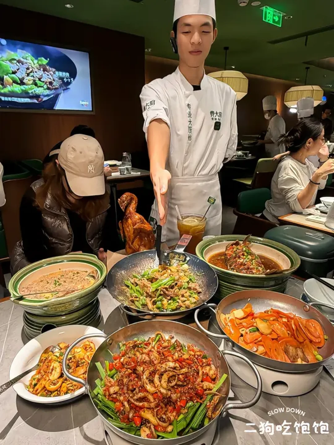 「商场现炒菜压根没炒」刷屏这两天:对完消防规范原文、前消防员的逐条批注和商场招商的三本账,“不让开明火”是这轮最大的讹传
