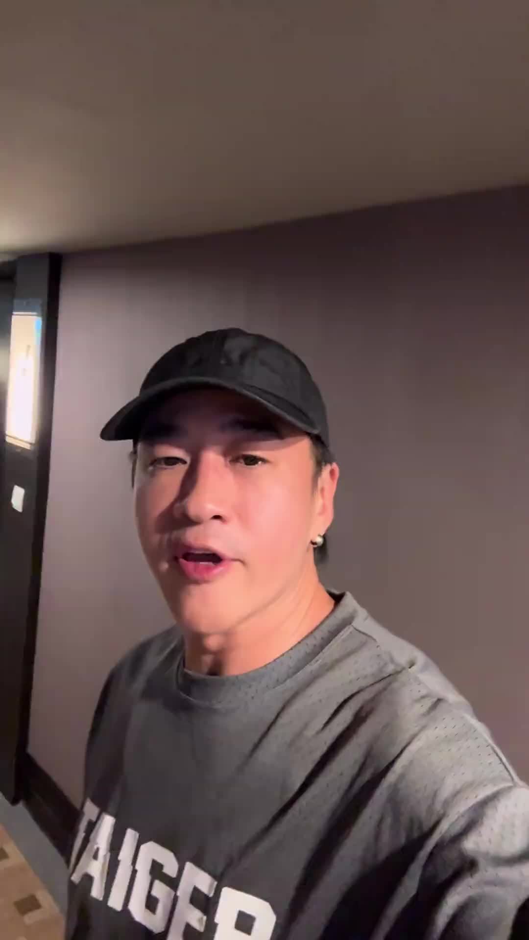 “人类怎么能拿手柄玩三角洲?”何润东直播被自己人开涮,值得抄的不是手柄,是那笔账