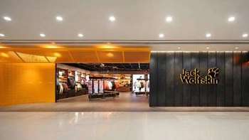 狼爪把全球头两家新店开进东北：冲锋衣新锚点1500-1800元，奥莱3折清的还是上一套货——今冬想买狼爪，先分清两套体系