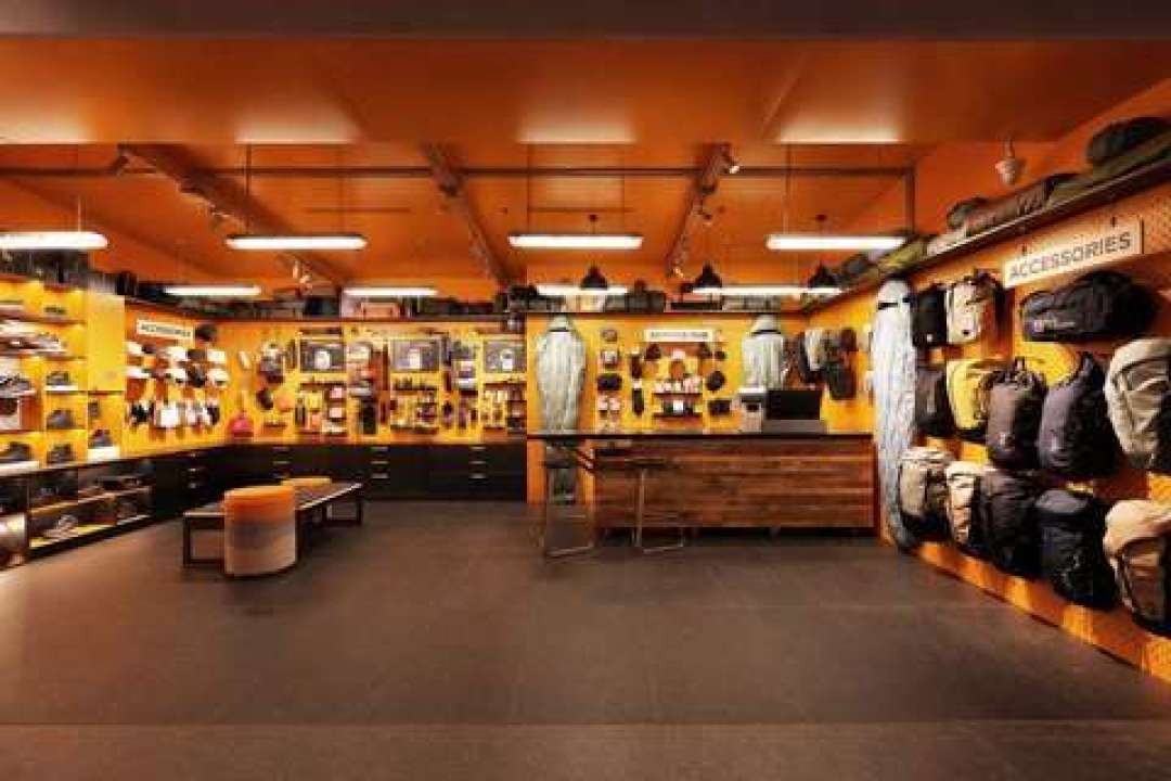 狼爪把全球头两家新店开进东北:冲锋衣新锚点1500-1800元,奥莱3折清的还是上一套货——今冬想买狼爪,先分清两套体系