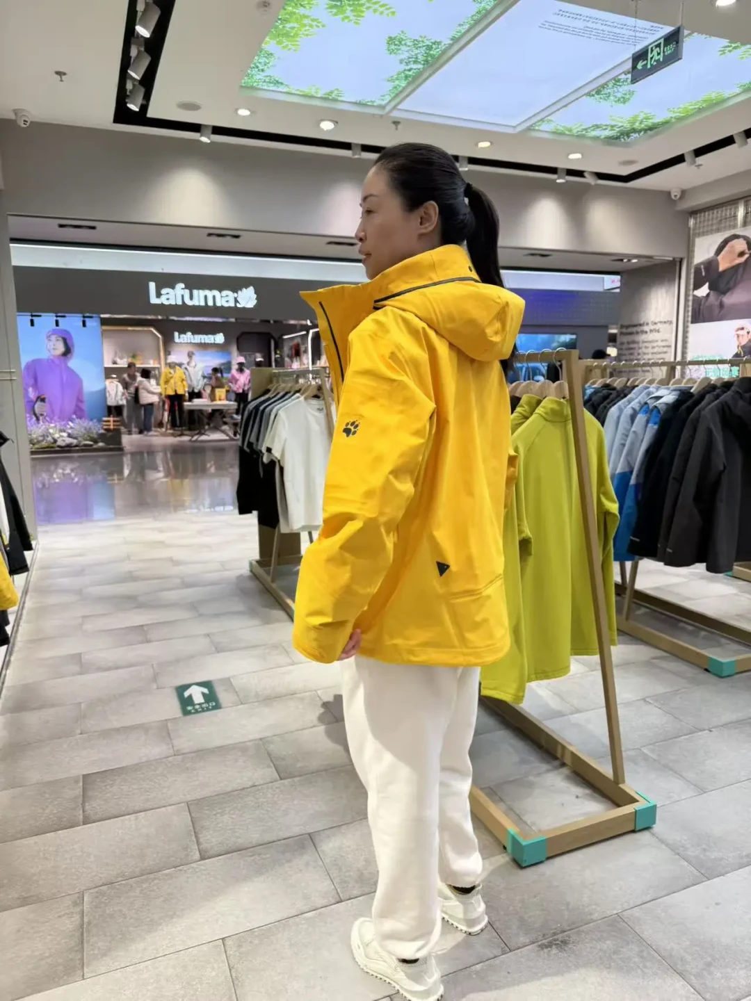 狼爪把全球头两家新店开进东北:冲锋衣新锚点1500-1800元,奥莱3折清的还是上一套货——今冬想买狼爪,先分清两套体系