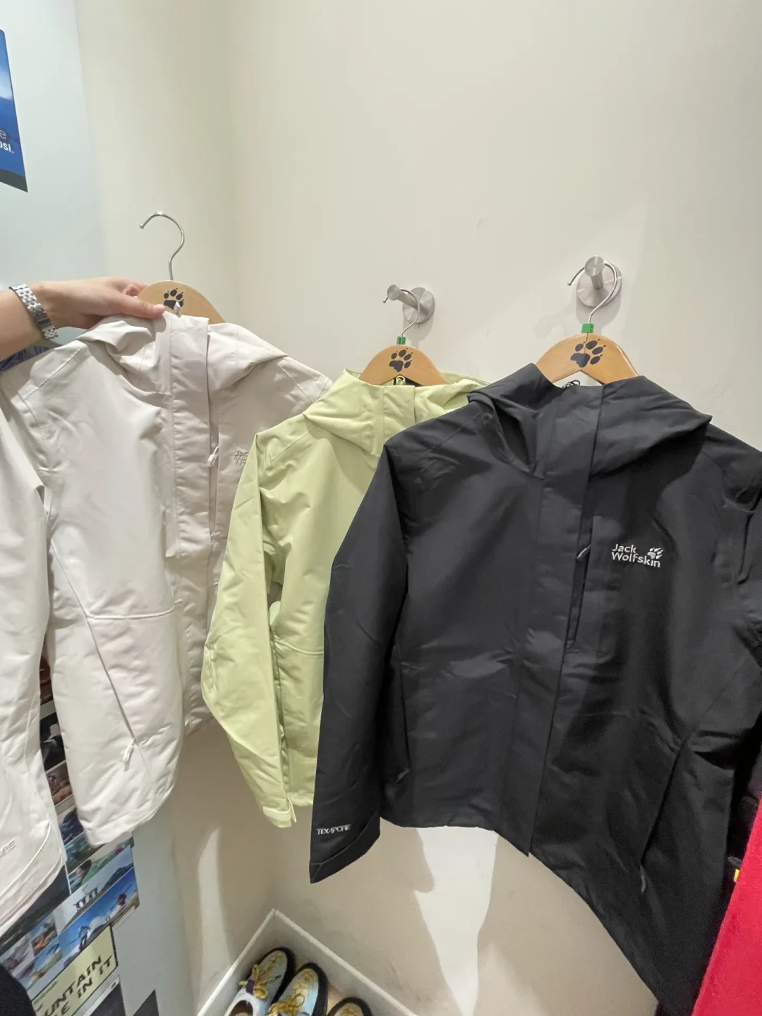 狼爪把全球头两家新店开进东北:冲锋衣新锚点1500-1800元,奥莱3折清的还是上一套货——今冬想买狼爪,先分清两套体系