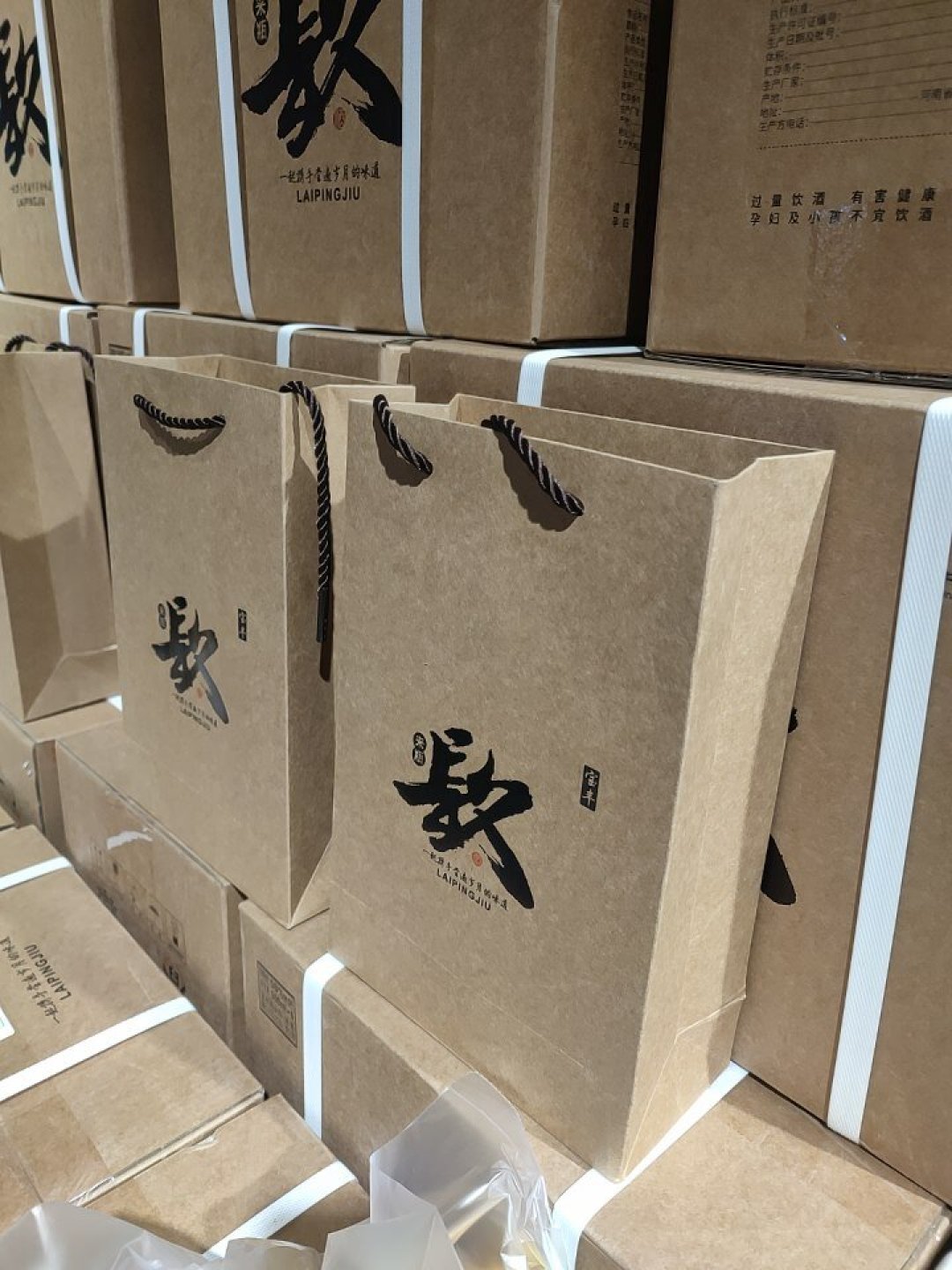 宝丰在胖东来货架上摆了两瓶:45元来瓶镹和75元自由爱,差的30元到底是什么