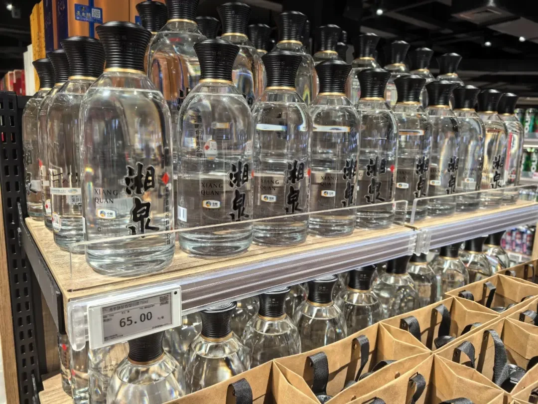 胖东来货架刚站上第5瓶酒:65元750ml的湘泉,每斤比来瓶镹还便宜,自由爱的买家先别挪窝
