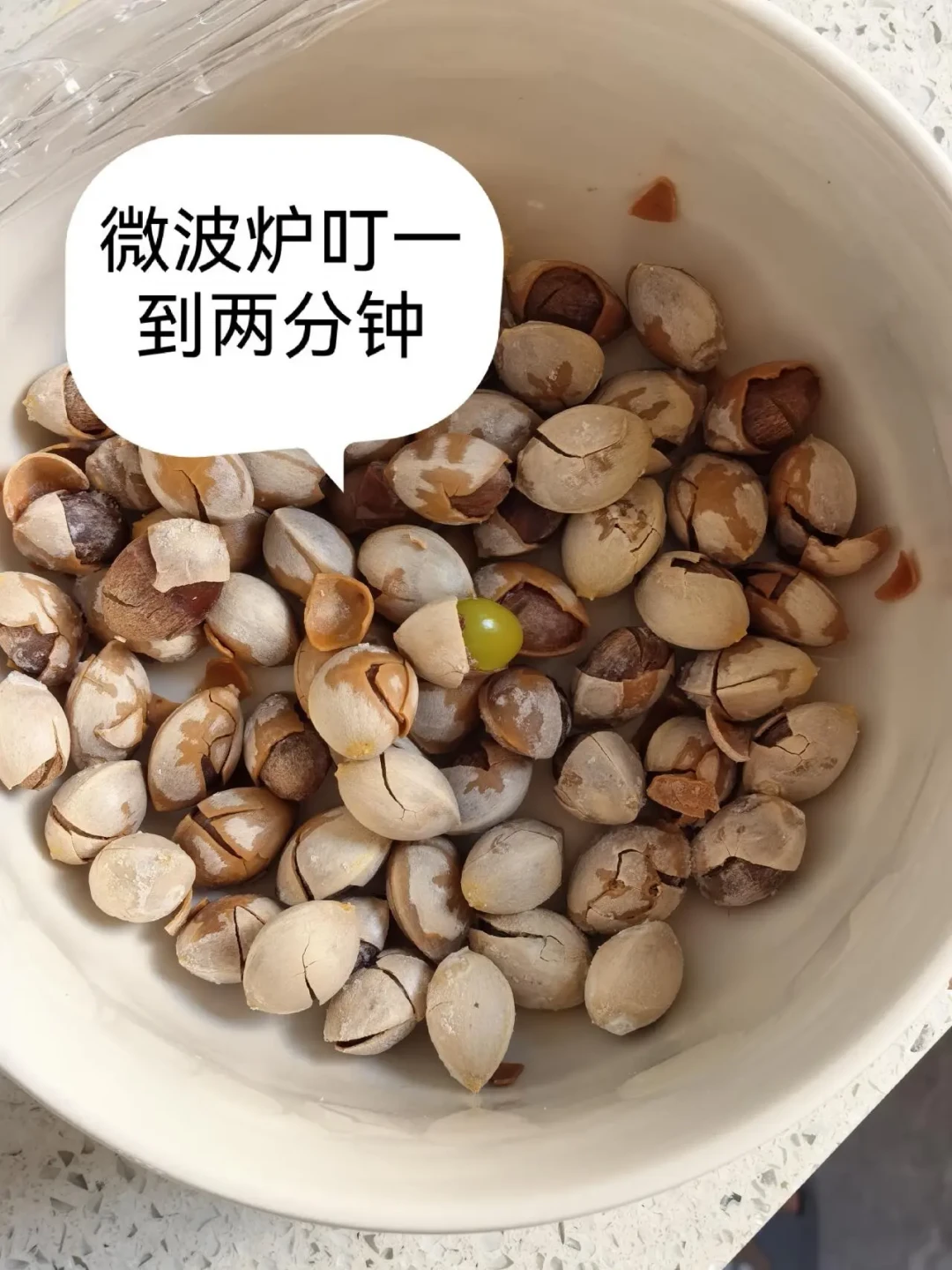 街边银杏果这周开始“砸头”,健康报22号重申“单次别超10颗”:产地10块钱4斤、捡10斤折腾3小时——带第一颗臭果回家前,先认三张脸、算三本账、记住两条红线