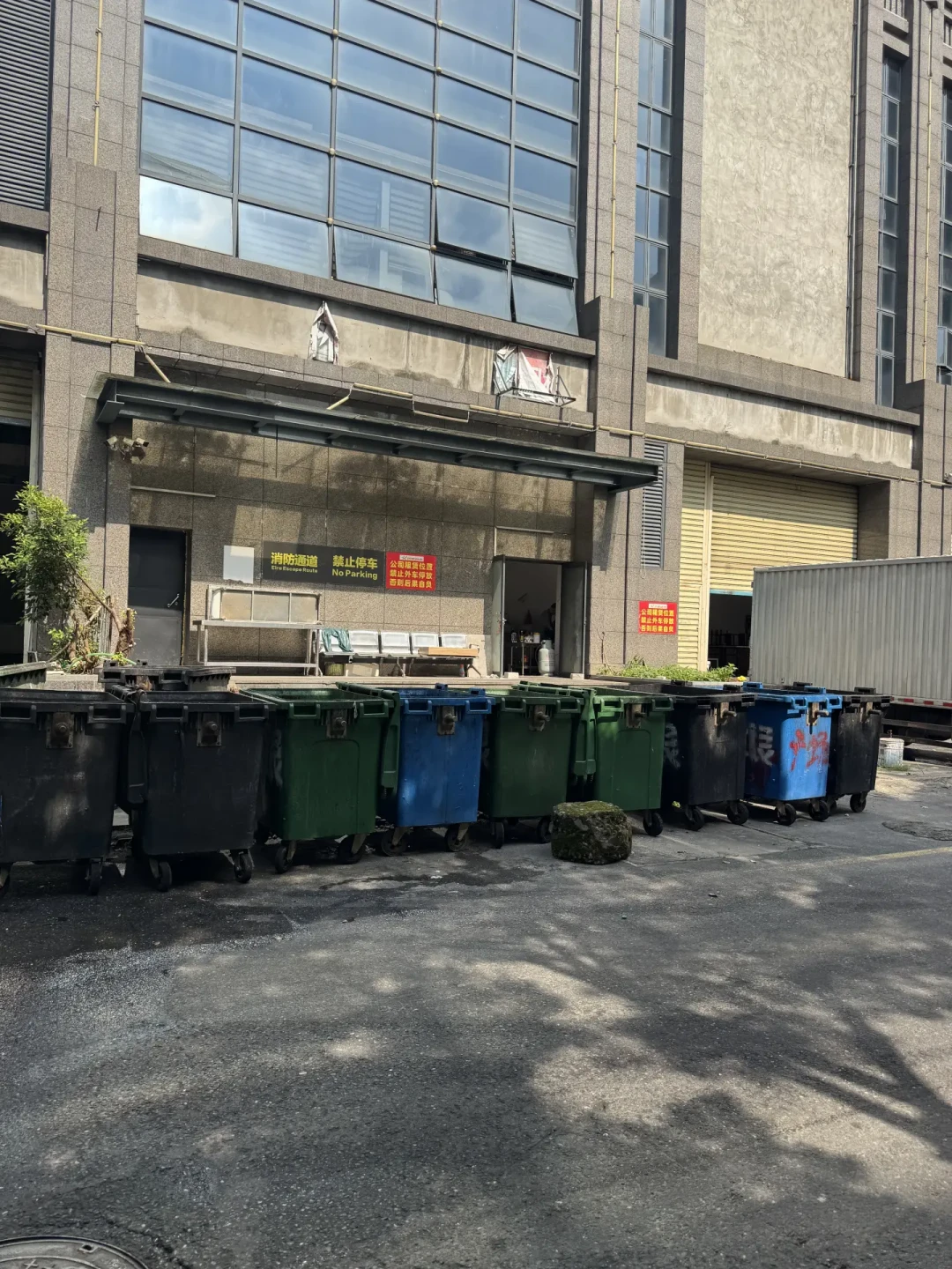 上海扔旧家具下月起不花清运费了：四条出口的全网账算完，谁该等、谁该用、谁别被代扔宰
