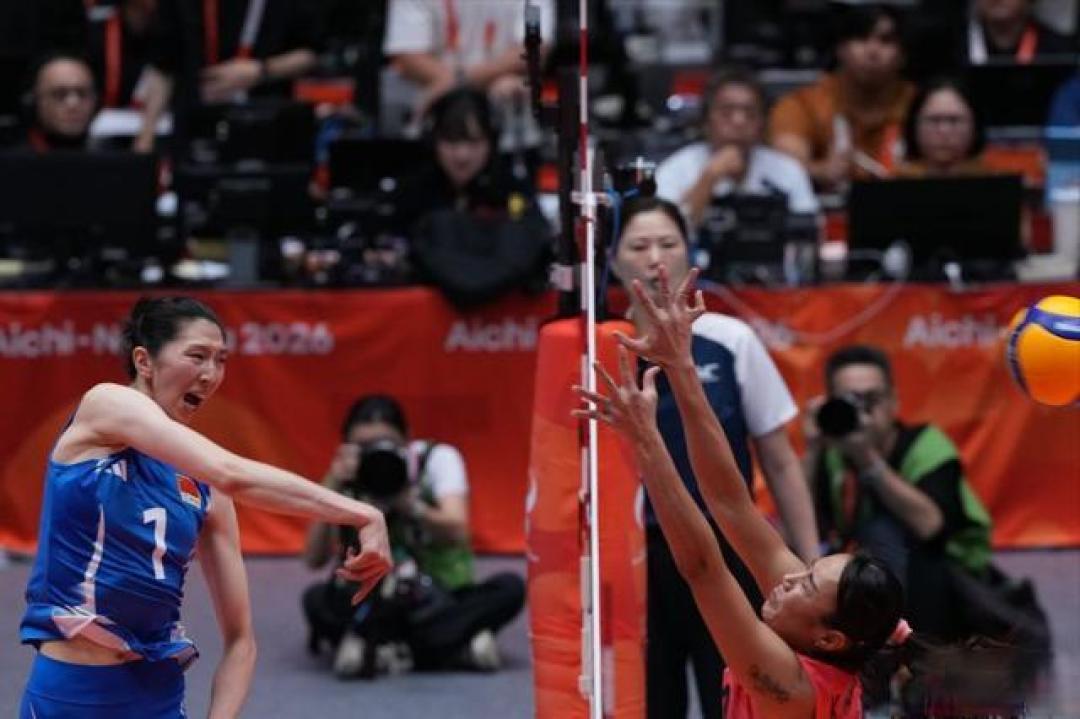 3-2复仇泰国！中国女排苦战挺进决赛，变阵与多点开花建功