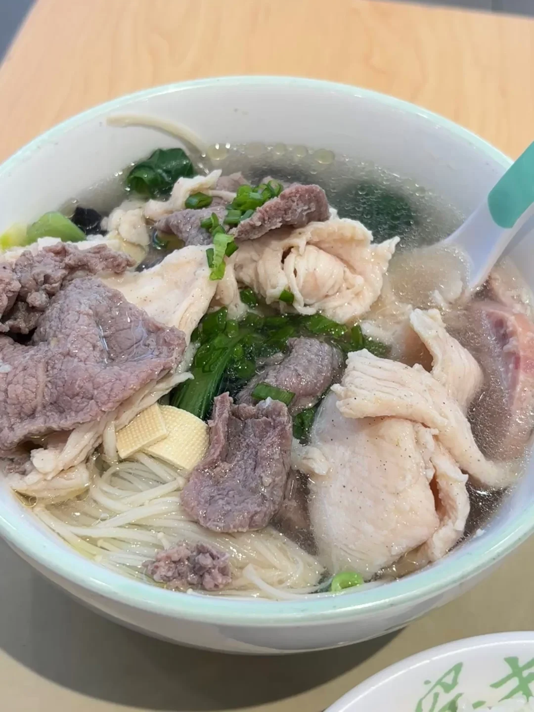 老乡鸡减脂点单这两天刷遍全网:我给靠连锁外卖干饭的打工人把账算完了——你收藏的“400大卡”是按100克算的,窟窿不在鸡腿,在番茄炒蛋和汤底