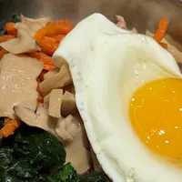 老乡鸡减脂点单这两天刷遍全网：我给靠连锁外卖干饭的打工人把账算完了——你收藏的“400大卡”是按100克算的，窟窿不在鸡腿，在番茄炒蛋和汤底