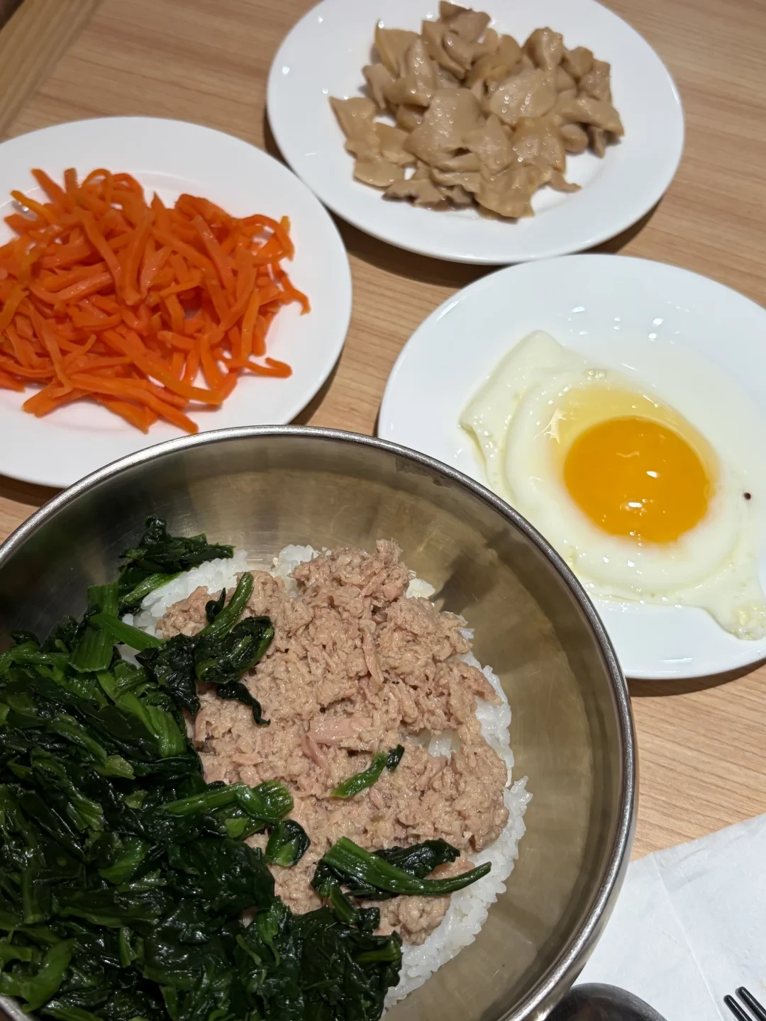 老乡鸡减脂点单这两天刷遍全网:我给靠连锁外卖干饭的打工人把账算完了——你收藏的“400大卡”是按100克算的,窟窿不在鸡腿,在番茄炒蛋和汤底