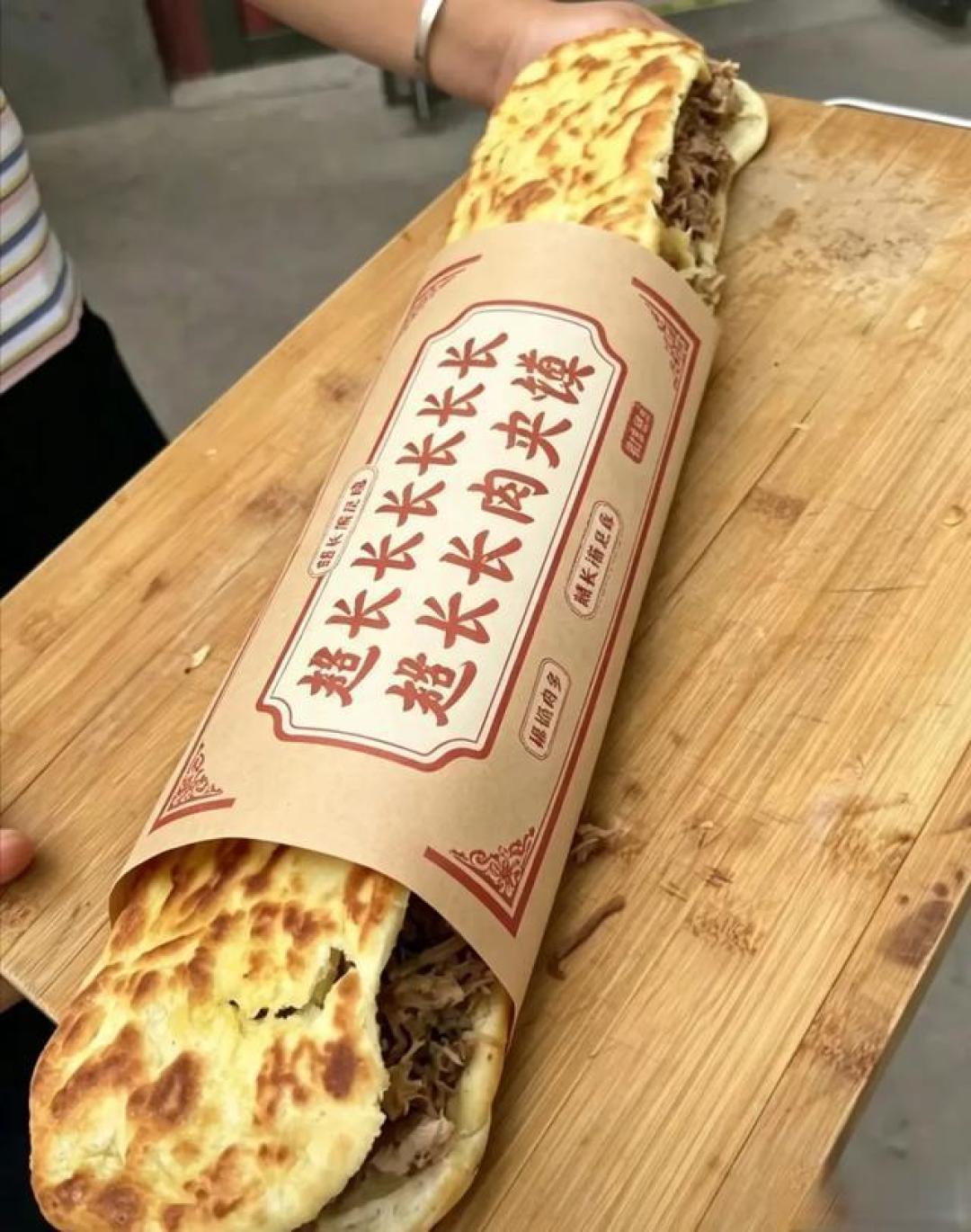 40厘米超长肉夹馍走红 商家回应系多人份 专家提醒理性打卡