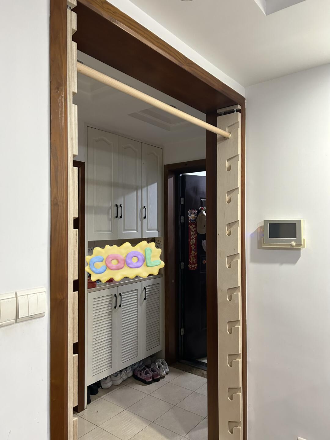 免打孔单杠把人摔进急诊室之后,9月还有人在线求推荐:家里那根杆是拆是留,翻完几十条帖子和评论,一次说清