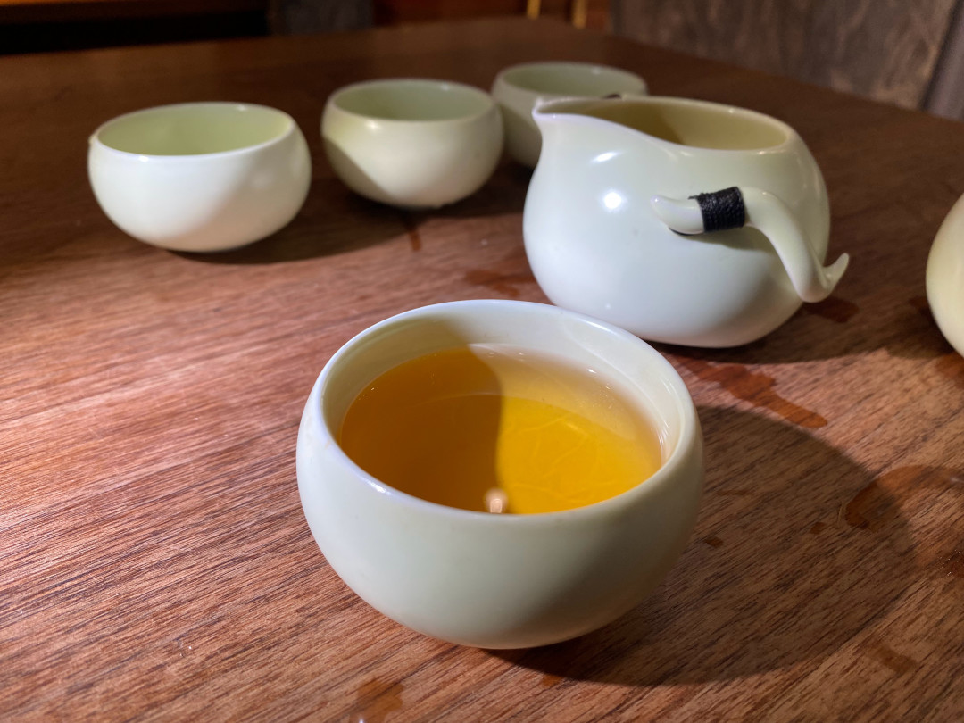官方承认纸袋和铁罐是同一种茶:把凤牌经典58的单泡成本摆开,你多花的钱去了三个地方