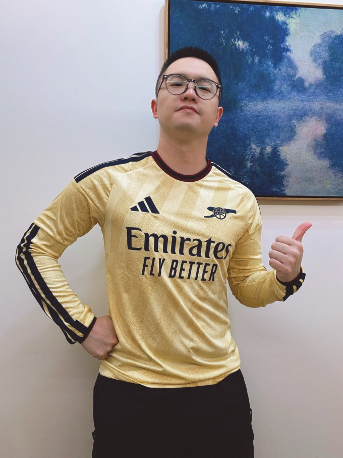 阿迪达斯运动T恤