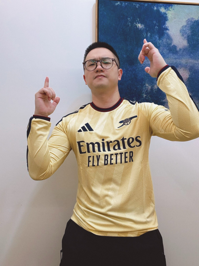 阿迪达斯运动T恤