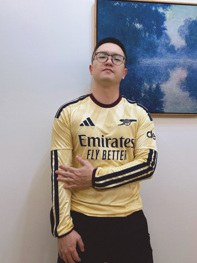 阿迪达斯运动T恤