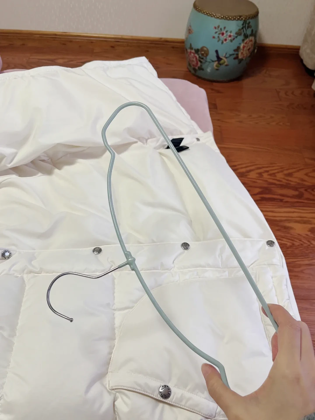 换季翻出羽绒服,想直接扔进洗衣机?先别按启动键,也别急着抄「丢网球烘干」:先看水洗标分清不可干洗、可机洗还是只能手洗,再看机器是滚筒还是波轮,决定羽绒档机洗、温水手洗还是送专业洗护——那条209条评论的「洗成一坨」求助帖,83赞的顶评是楼主自己写的:蓬松起来了,但感觉还是稍微薄了一点