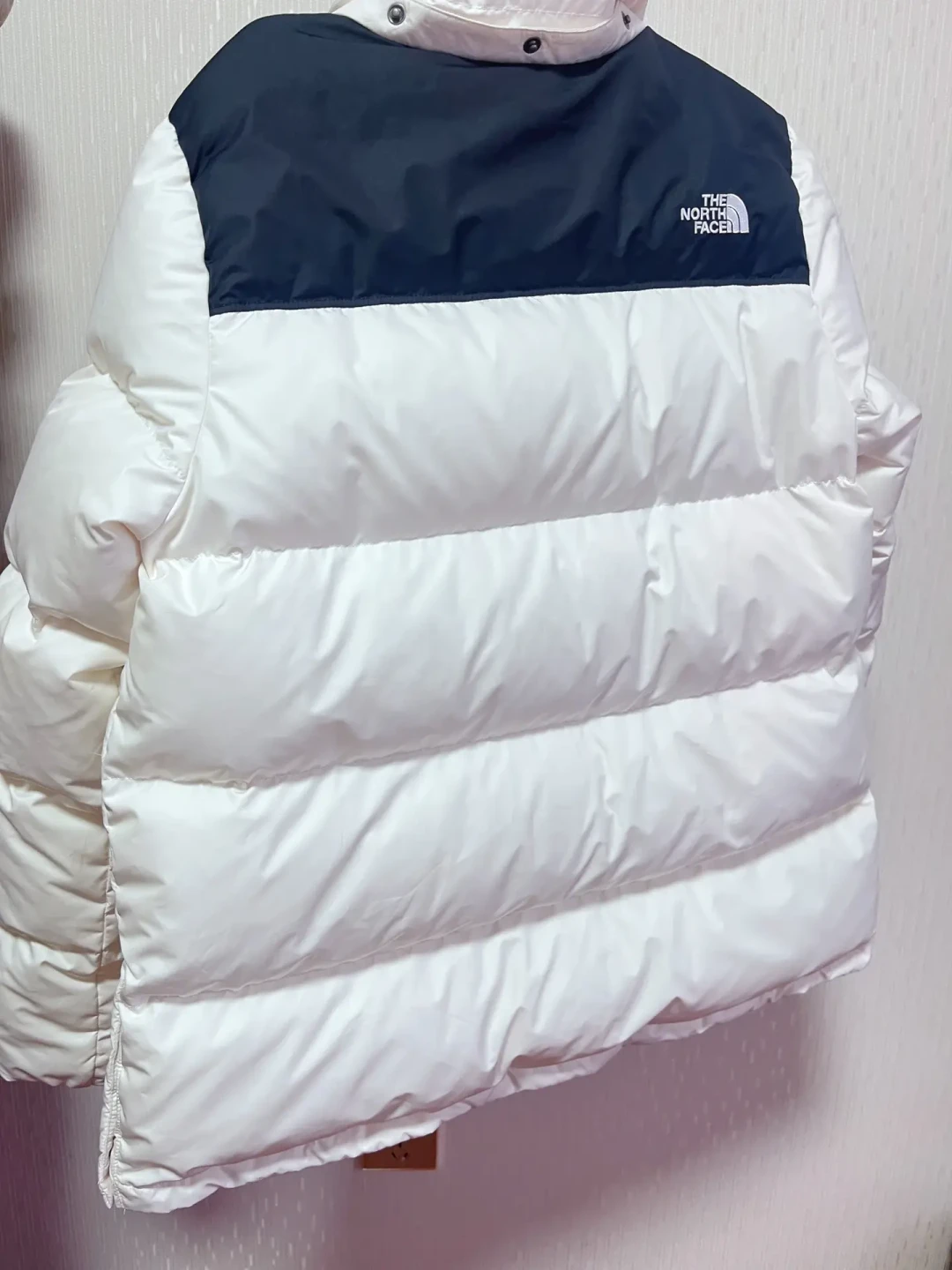 换季翻出羽绒服,想直接扔进洗衣机?先别按启动键,也别急着抄「丢网球烘干」:先看水洗标分清不可干洗、可机洗还是只能手洗,再看机器是滚筒还是波轮,决定羽绒档机洗、温水手洗还是送专业洗护——那条209条评论的「洗成一坨」求助帖,83赞的顶评是楼主自己写的:蓬松起来了,但感觉还是稍微薄了一点