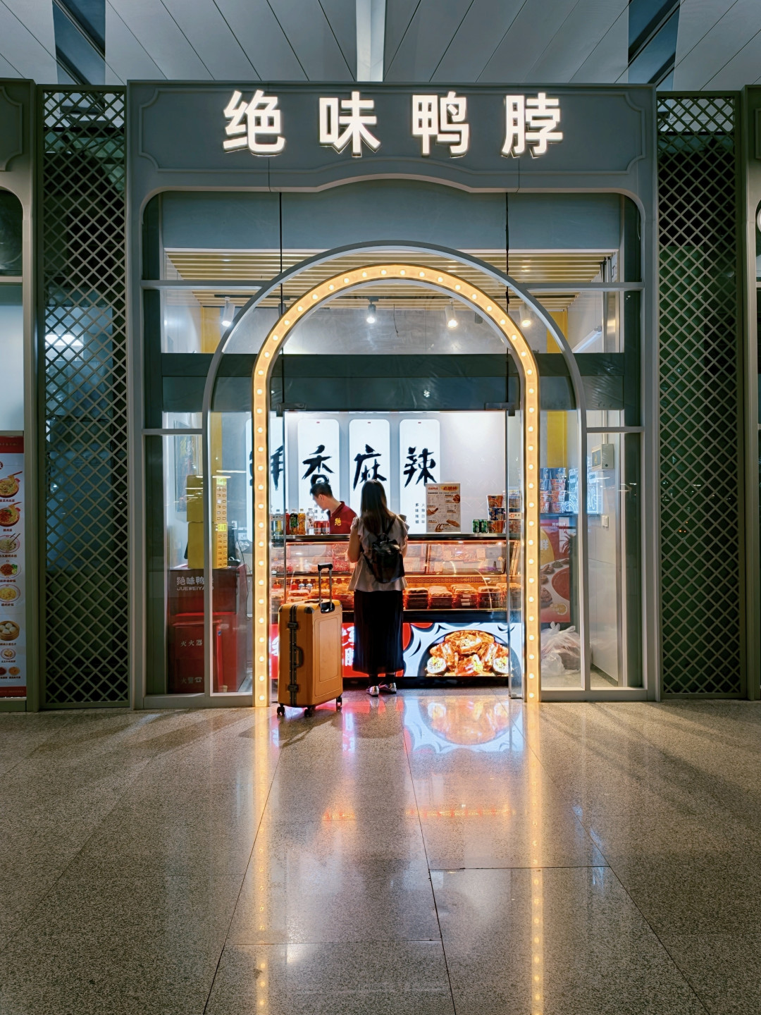 假期前夜“泡面滑梯”火了,但高铁上吃这件事,真正的坎是三关
