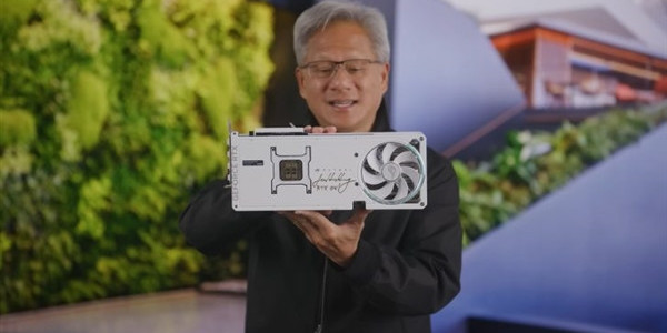 男子二手市场捡漏RTX 5090！开箱竟发现是黄仁勋亲笔签名全球唯一版