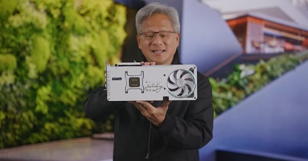 男子二手市场捡漏RTX 5090！开箱竟发现是黄仁勋亲笔签名全球唯一版
