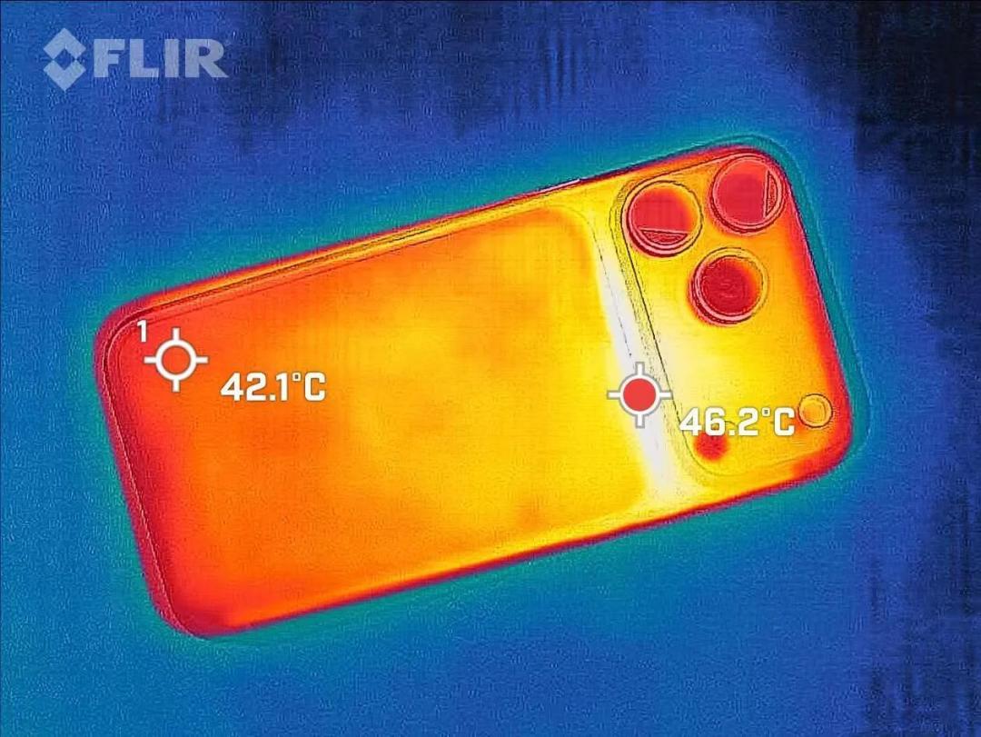 同一台 iPhone 18 Pro,续航吵成了三个结果:极客湾实测 Max 亮屏 10:37 代际大涨、新评科技高压模型 4 小时整排第 120 名、小红书刷屏「一天三充」——三个数字都没撒谎,撒谎的是不看测试条件的排行榜:轻中度日常 Max 真强,重录像重游戏真顶不住,第一周掉电多是索引期,16/17 该不该为续航换、Pro 还是 Max,我替你分人群算清了
