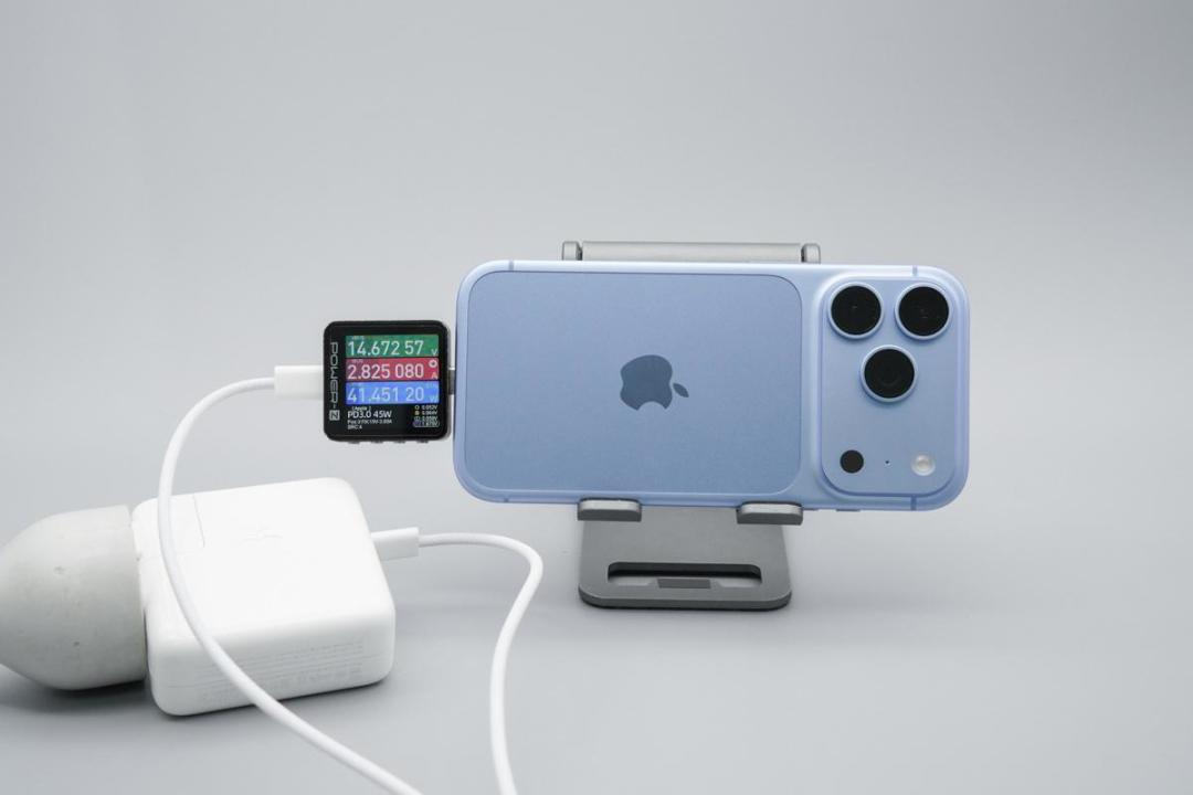同一台 iPhone 18 Pro,续航吵成了三个结果:极客湾实测 Max 亮屏 10:37 代际大涨、新评科技高压模型 4 小时整排第 120 名、小红书刷屏「一天三充」——三个数字都没撒谎,撒谎的是不看测试条件的排行榜:轻中度日常 Max 真强,重录像重游戏真顶不住,第一周掉电多是索引期,16/17 该不该为续航换、Pro 还是 Max,我替你分人群算清了