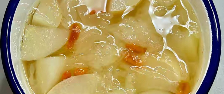 秋季润燥食谱：银耳雪梨羹与桂花糯米藕