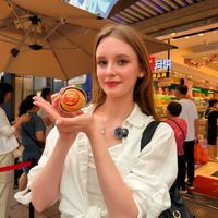 上海老字号暗黑料理月饼日销4000个，排队2小时，6元一个引发疯抢