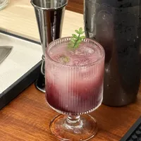 离中秋2天，假期想在家给朋友整两杯？居家调酒的「最低启动」账：真正要买的工具只有3件、60-100块就够，擀面杖和菜刀能顶半个吧台——知乎上推「西凤小绿泡调酒」的那批文章，两个号连发12篇全是0赞，运营方、终端实价和自相矛盾的口径我都扒出来了