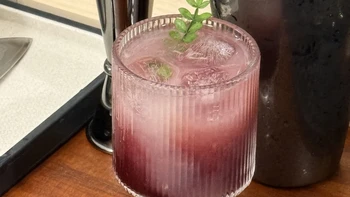 离中秋2天，假期想在家给朋友整两杯？居家调酒的「最低启动」账：真正要买的工具只有3件、60-100块就够，擀面杖和菜刀能顶半个吧台——知乎上推「西凤小绿泡调酒」的那批文章，两个号连发12篇全是0赞，运营方、终端实价和自相矛盾的口径我都扒出来了