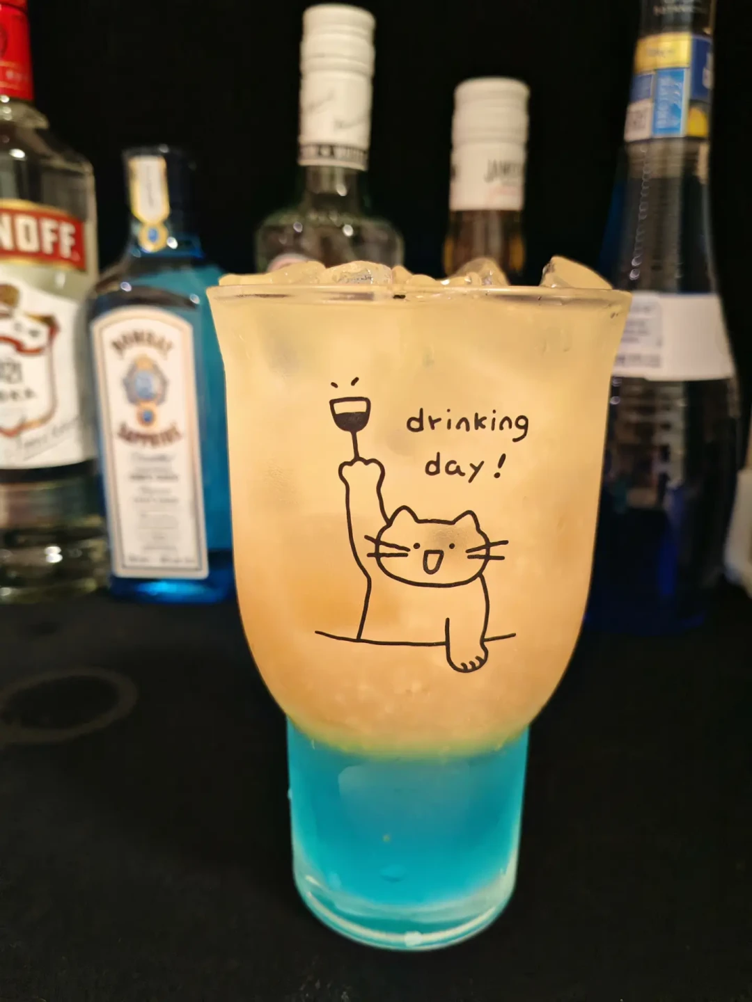 离中秋2天,假期想在家给朋友整两杯?居家调酒的「最低启动」账:真正要买的工具只有3件、60-100块就够,擀面杖和菜刀能顶半个吧台——知乎上推「西凤小绿泡调酒」的那批文章,两个号连发12篇全是0赞,运营方、终端实价和自相矛盾的口径我都扒出来了