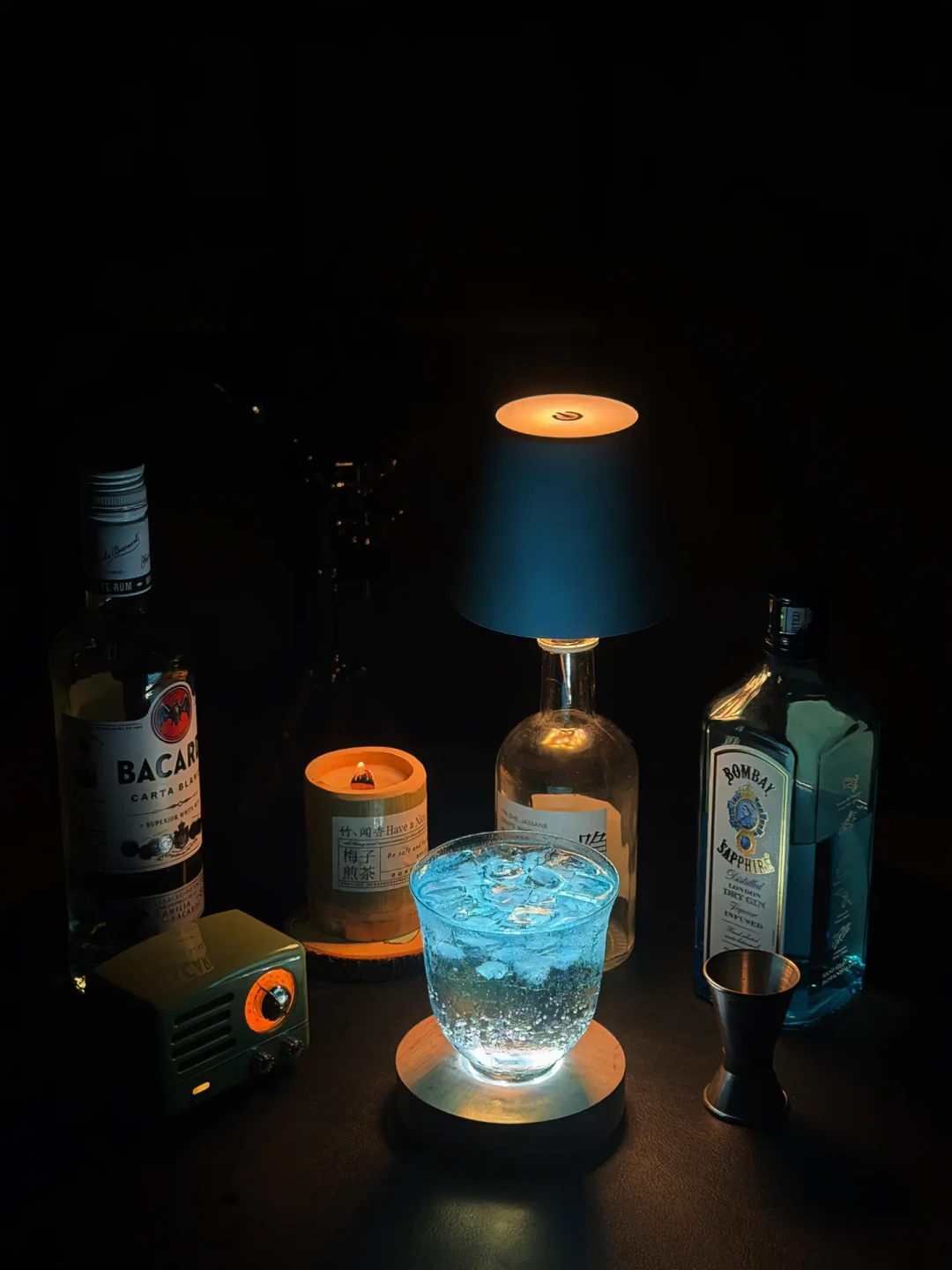 离中秋2天,假期想在家给朋友整两杯?居家调酒的「最低启动」账:真正要买的工具只有3件、60-100块就够,擀面杖和菜刀能顶半个吧台——知乎上推「西凤小绿泡调酒」的那批文章,两个号连发12篇全是0赞,运营方、终端实价和自相矛盾的口径我都扒出来了