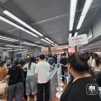 年轻人排队买零食，到底在抢什么？